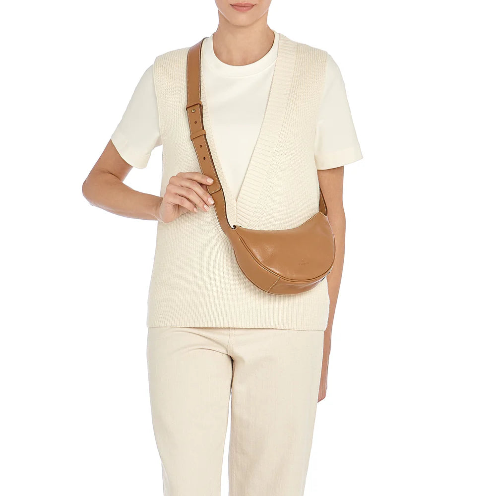 Il Bisonte Oliveta Hobo Bag in vegetable-tanned leather, wearable as shoulder or crossbody.
