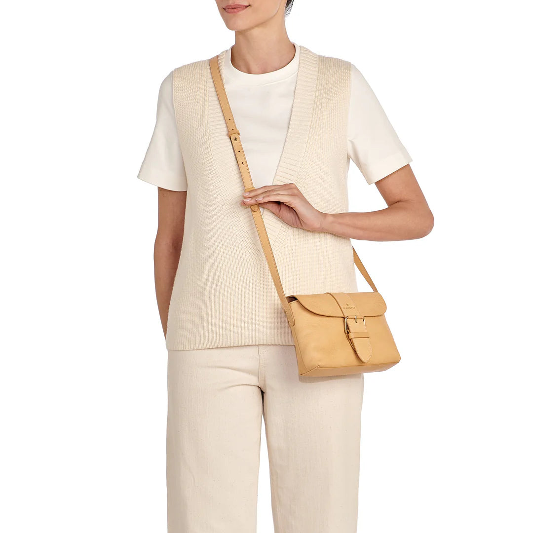 Model wearing the Il Bisonte Linea 1990 crossbody bag in natural styled with timeless everyday essentials