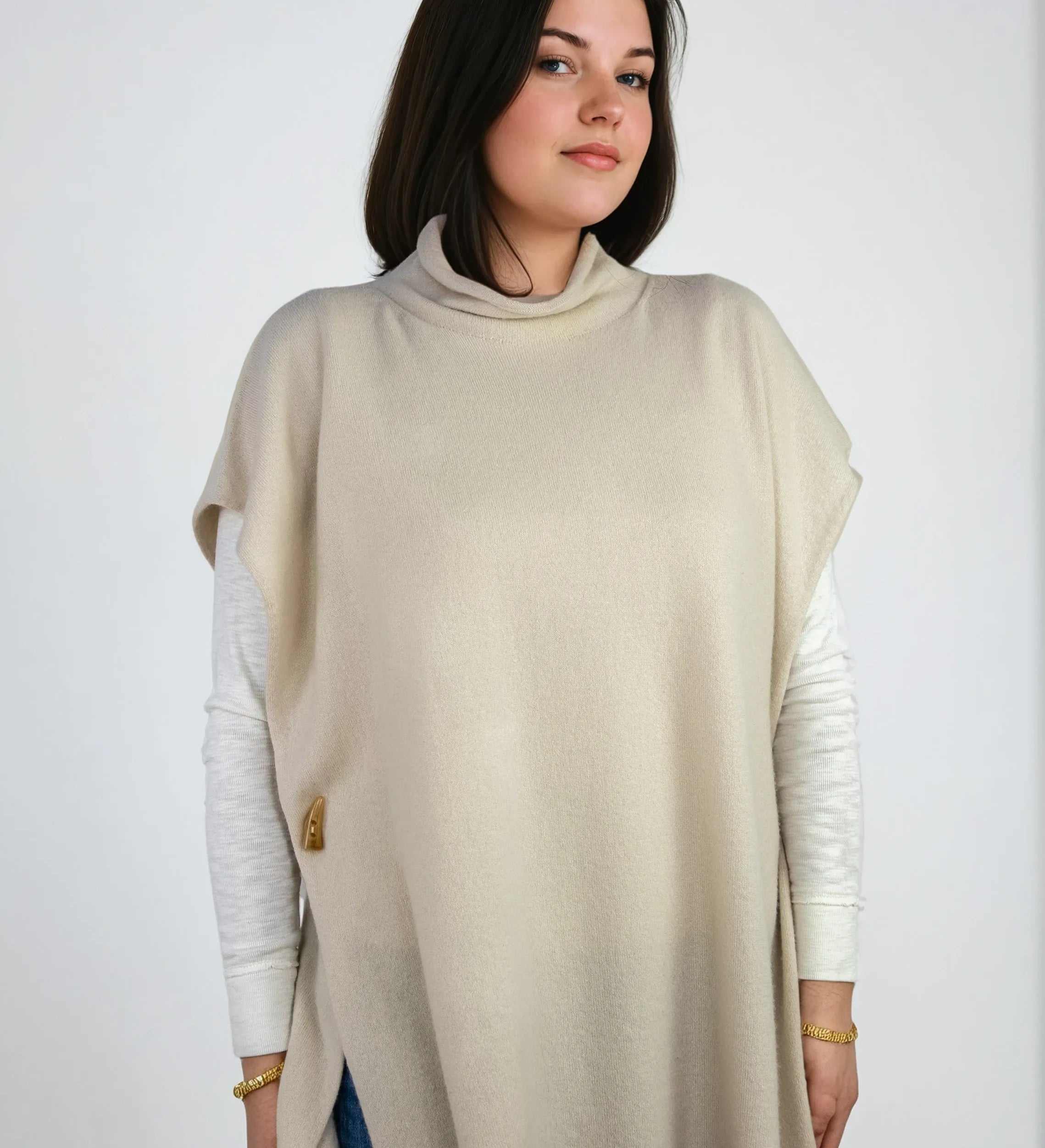 Ester poncho in haze – lightweight Scottish cashmere wrap with open sides, perfect for transitional layering in Telluride

