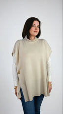 Ester poncho in haze – lightweight Scottish cashmere wrap with open sides, perfect for transitional layering in Telluride


