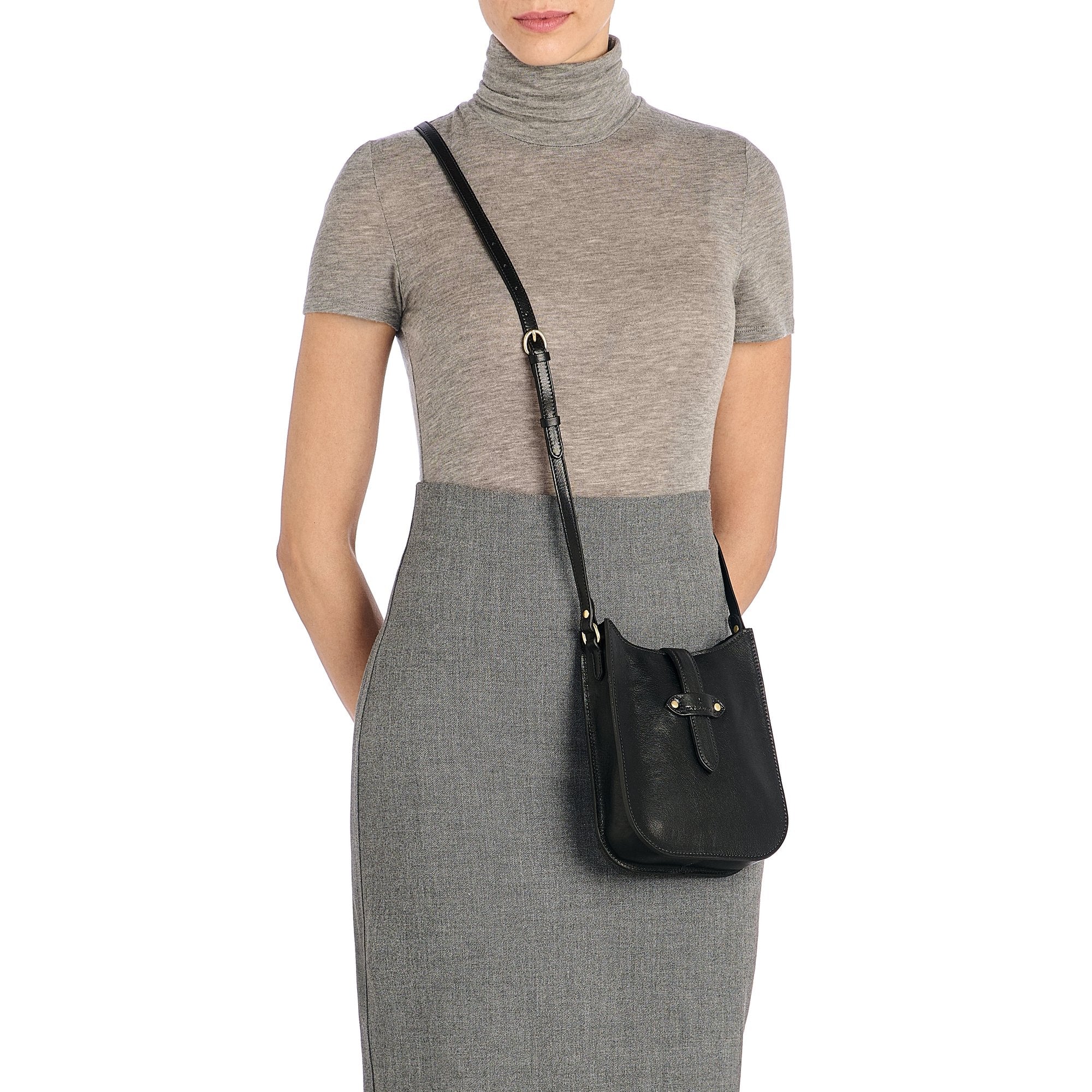 Front view of the Il Bisonte Archivo Crossbody Bag in Gianduia, handmade in Tuscany from vegetable-tanned Italian leather with loop closure and adjustable strap.