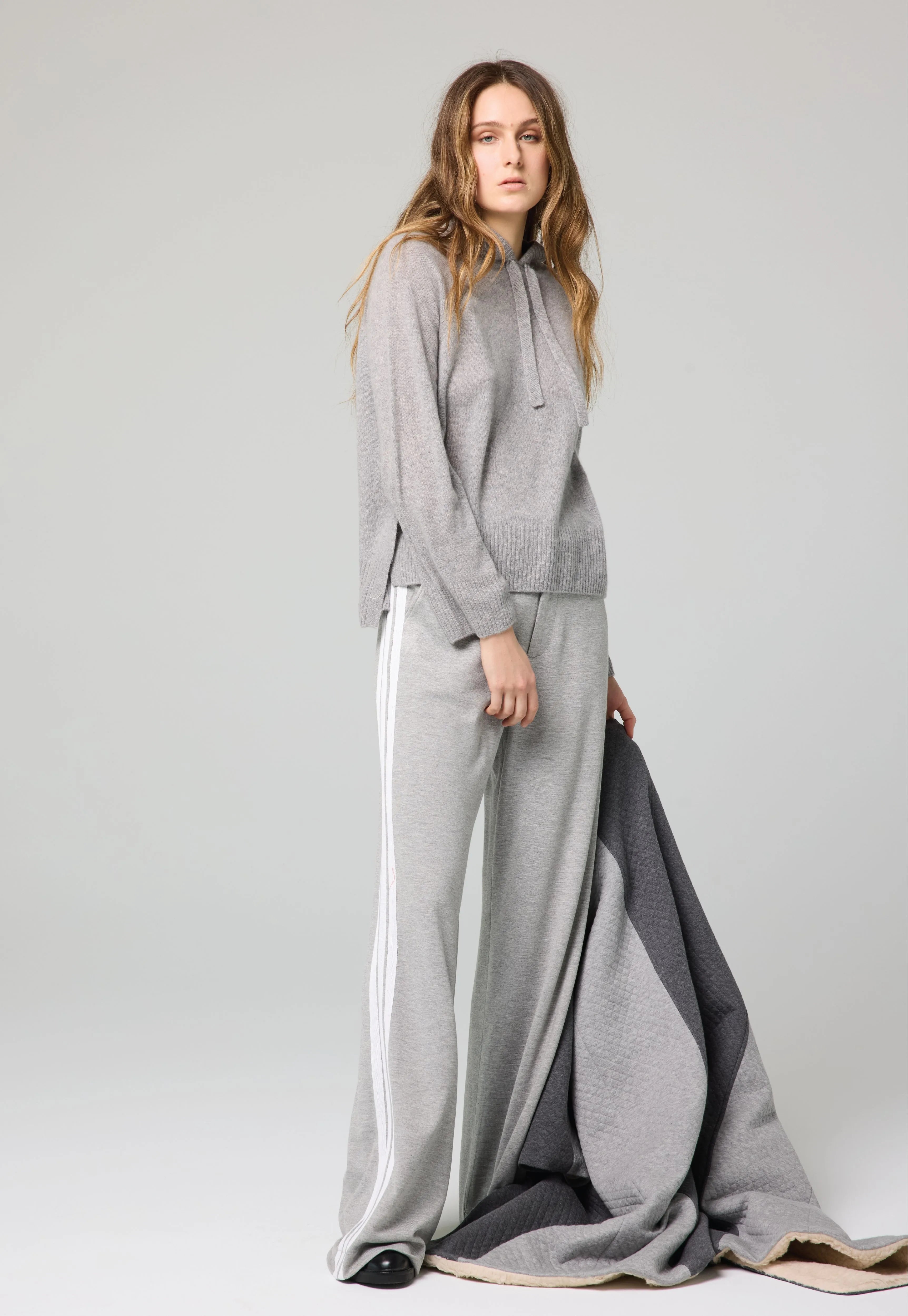 La Fata tailored travel pants in heather grey – minimalist pull-on stretch trousers curated by CashmereRED in Telluride
