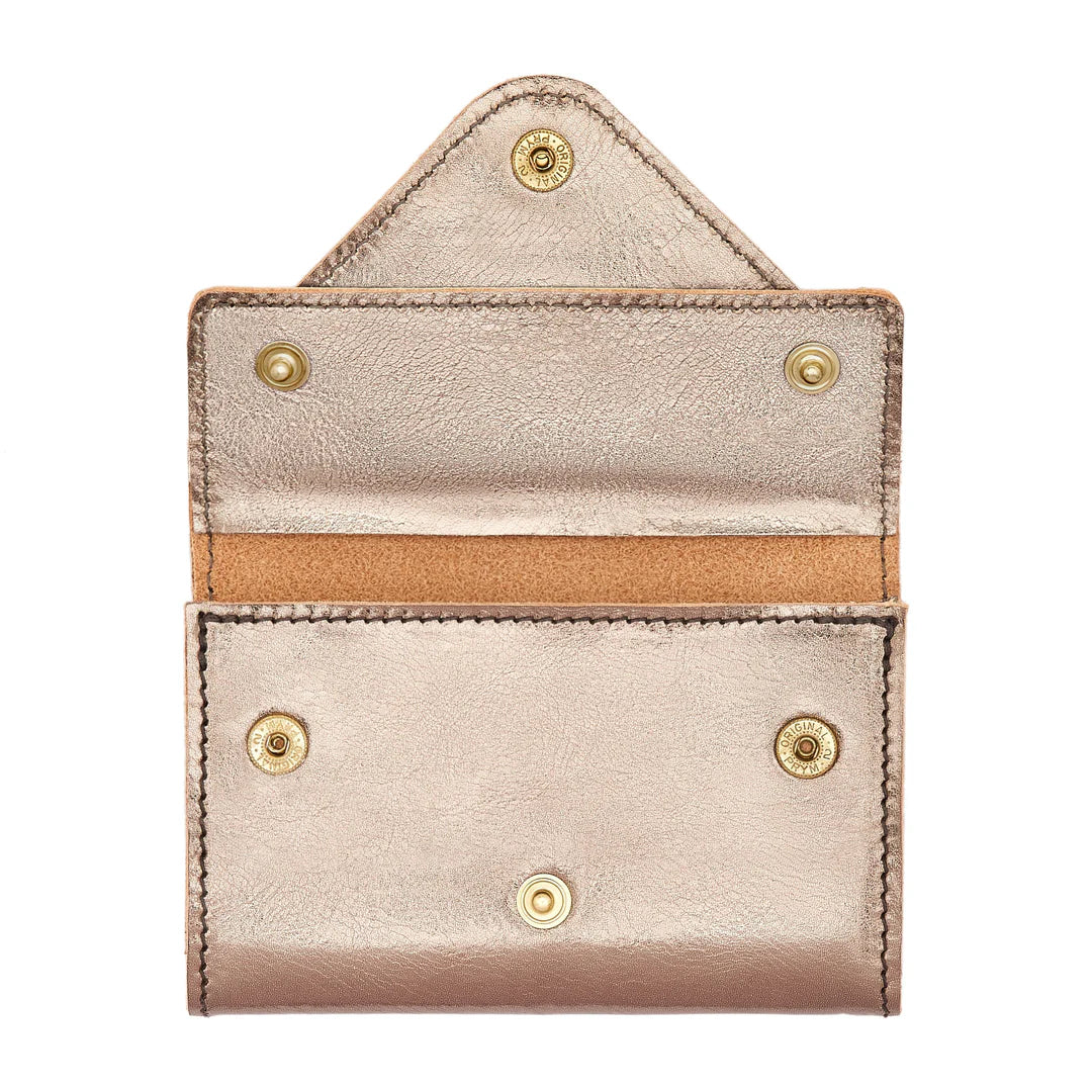 Il Bisonte Uffizi Cardholder in vegetable-tanned cowhide featuring brass snap and interior pocket.