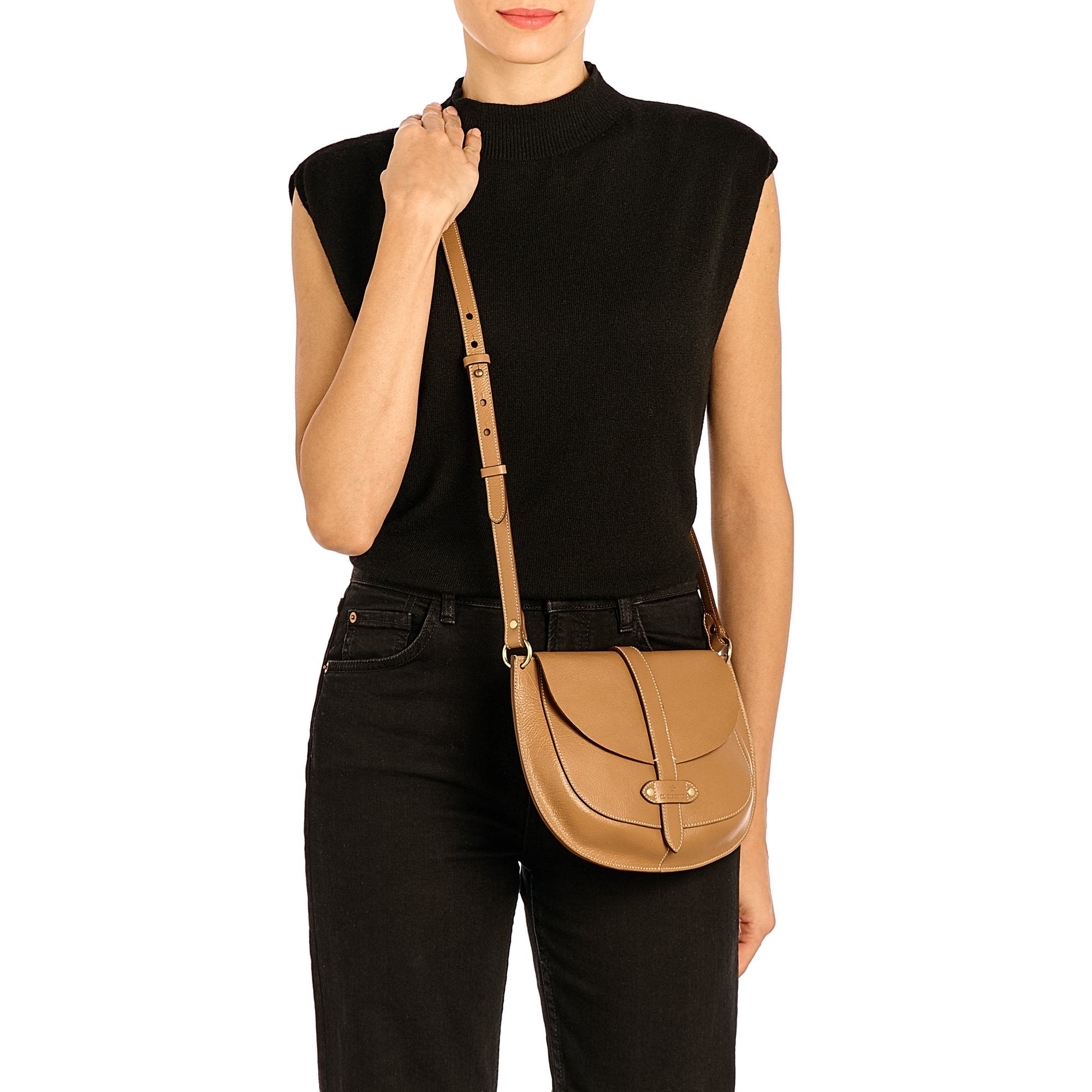 Front view of the Il Bisonte Archivo Saddle Bag in Gianduia, handmade in Tuscany from vegetable-tanned Italian leather with loop closure.