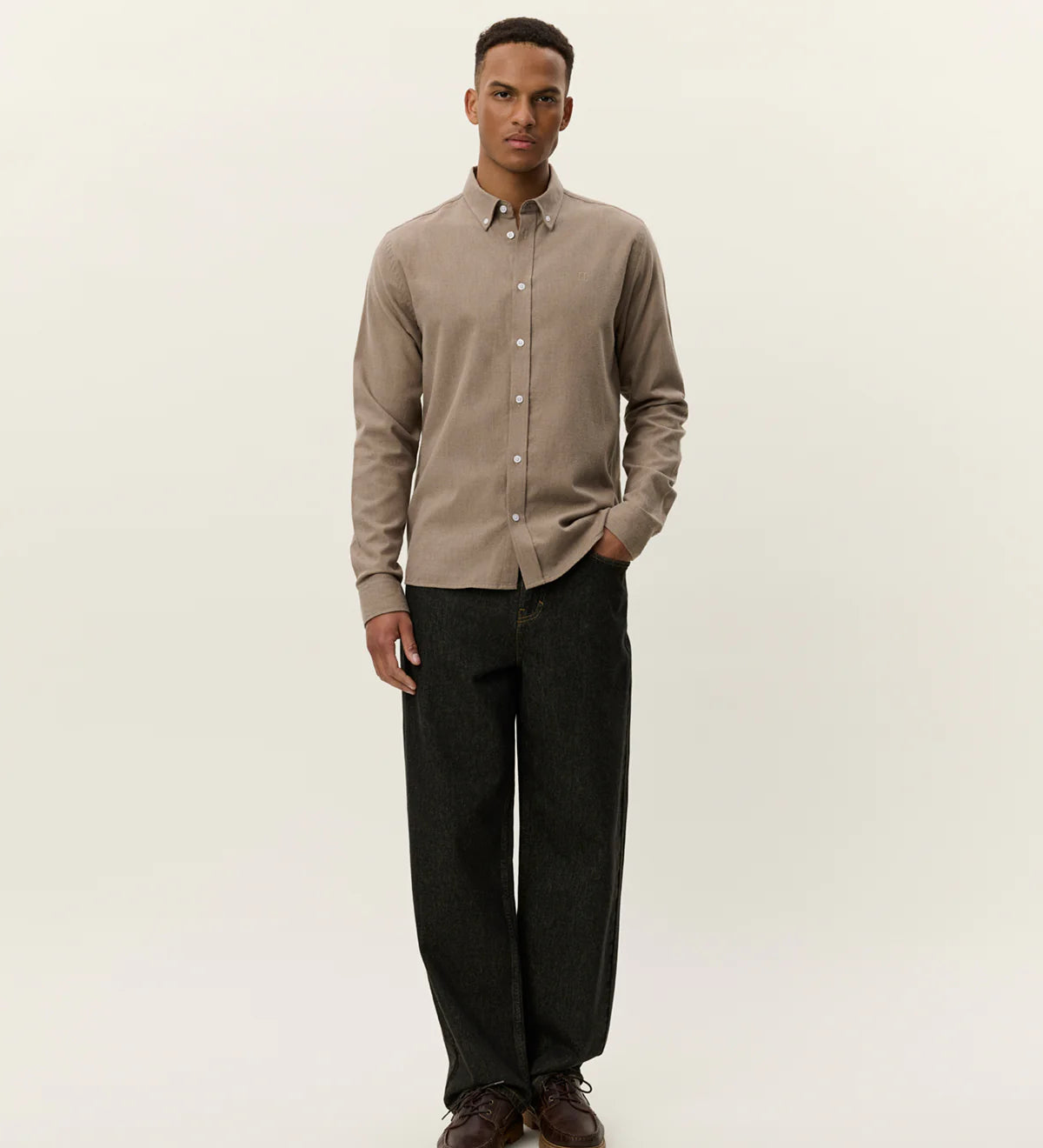Les Deux Desert Reg Shirt in Lead Grey brushed cotton, slim fit with contrast buttons and tonal Encore chest embroidery, front view
