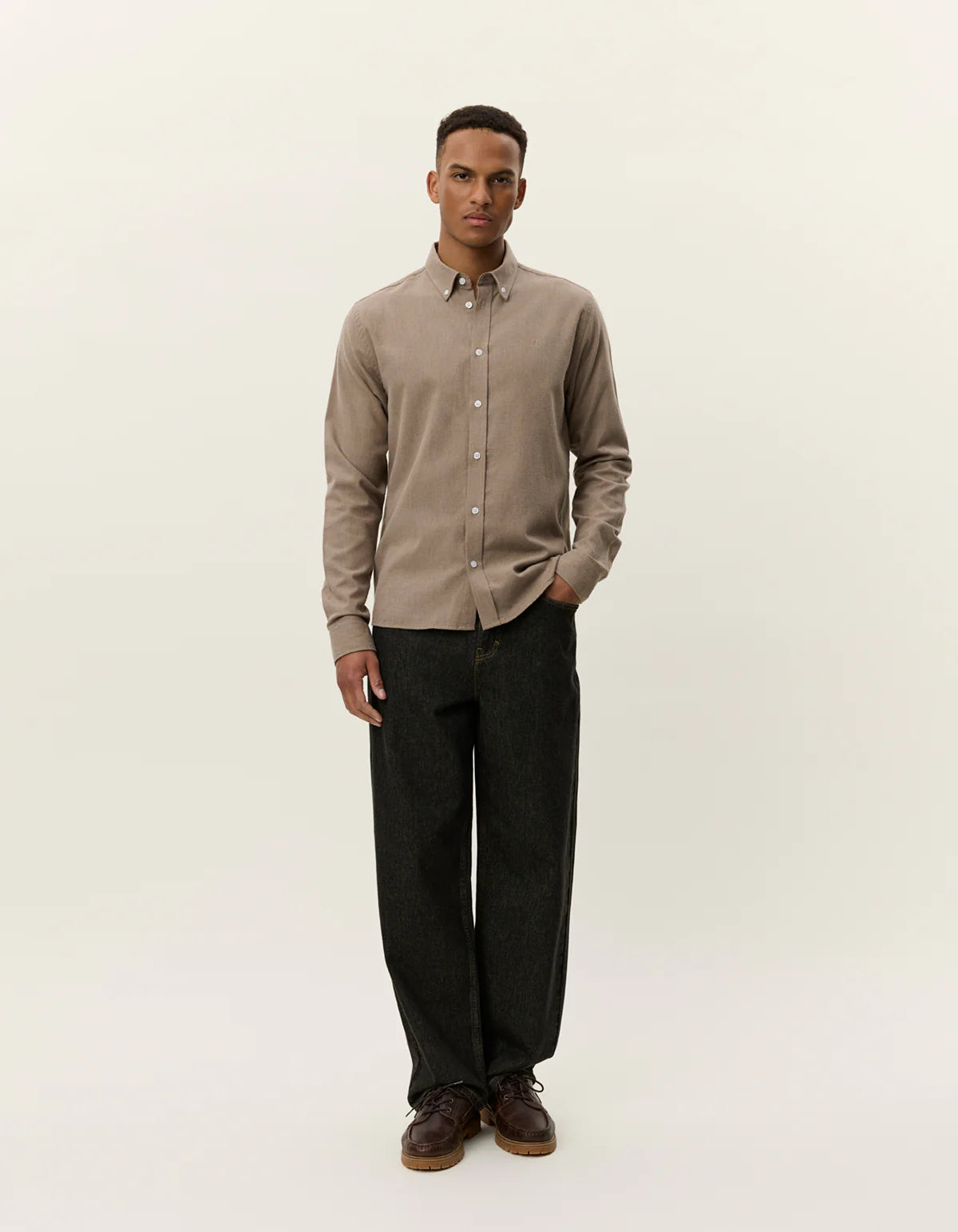 Les Deux Desert Reg Shirt in Lead Grey brushed cotton, slim fit with contrast buttons and tonal Encore chest embroidery, front view